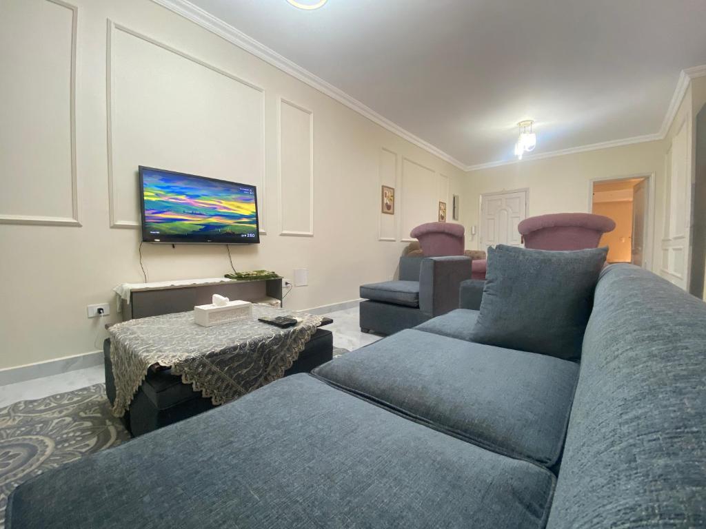TV a/nebo společenská místnost v ubytování Comfortable 3BR New Cairo Prime Spot