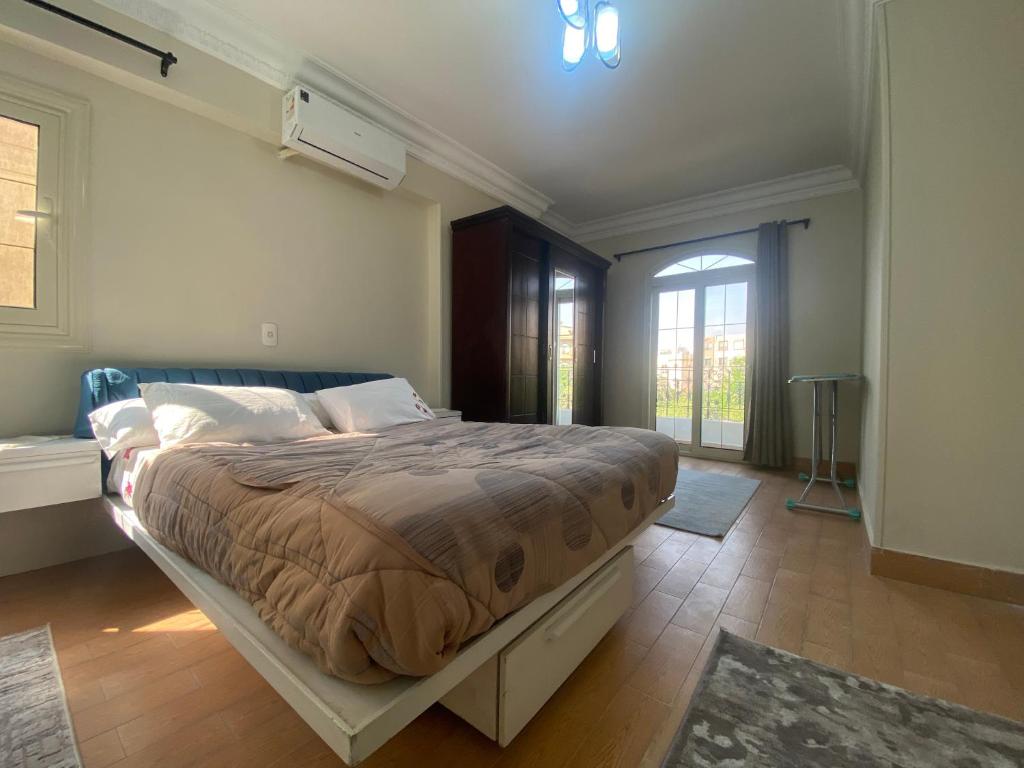 Postel nebo postele na pokoji v ubytování Comfortable 3BR New Cairo Prime Spot