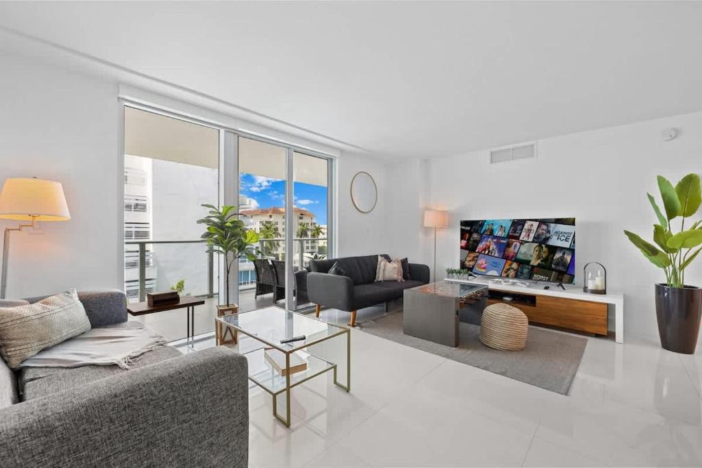 Televisyen dan/atau pusat hiburan di Luxury Condo with Rooftop Pool - 5-Min to Beach