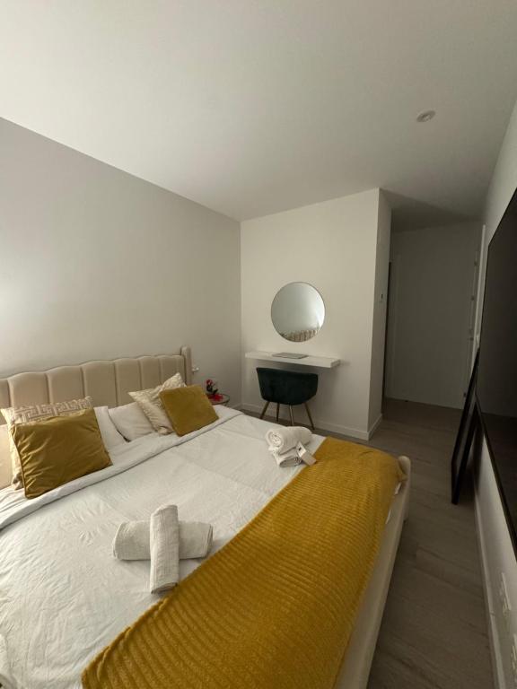 Un dormitorio con una cama grande con una manta amarilla. en San Fermín centro, en Pamplona