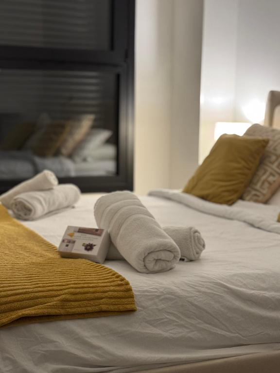 a white bed with towels on top of it at San Fermín centro in Pamplona