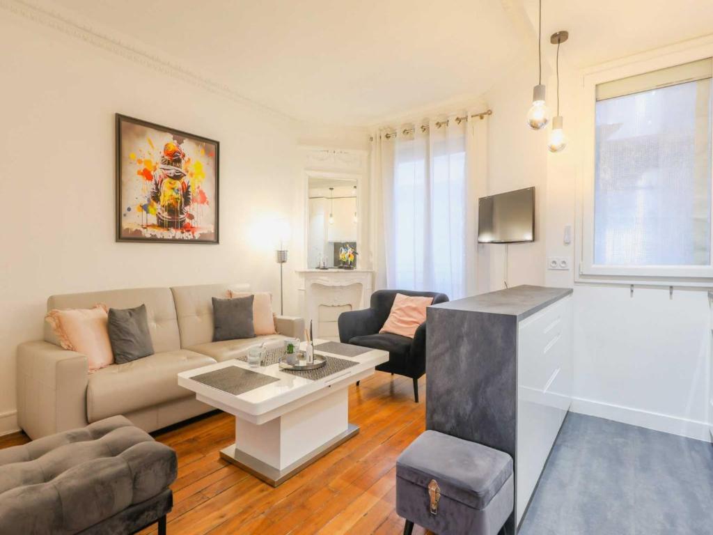 un salon avec un canapé et une table dans l'établissement Charming apartment - 2BR 4P- Javel, à Paris