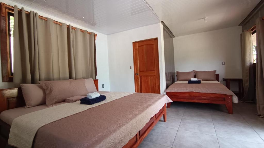 Postel nebo postele na pokoji v ubytování Coconut Lodge Pavones