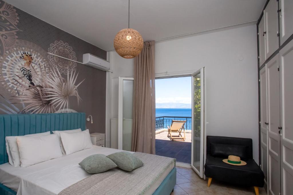 een slaapkamer met een bed en uitzicht op de oceaan bij Ionian Kaizer Boutique in Achílleion