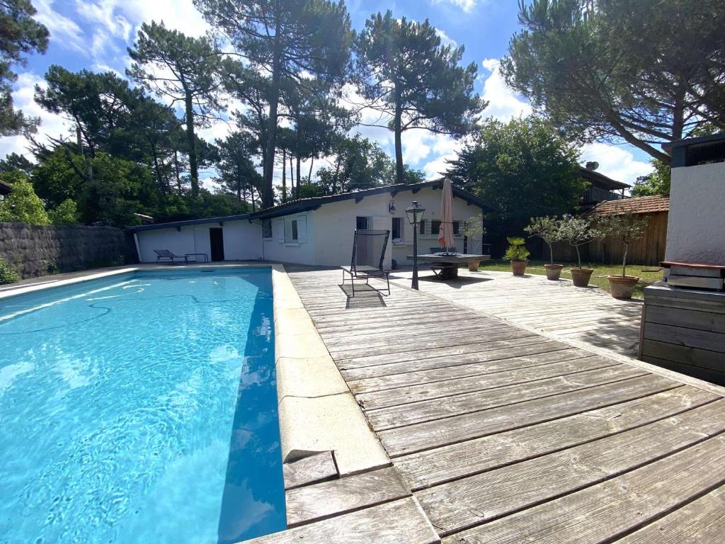 Photo de la galerie de l'établissement Villa plain-pied avec piscine et jardin arboré à Lège-Cap-Ferret - FR-1-736-59, à Lège-Cap-Ferret