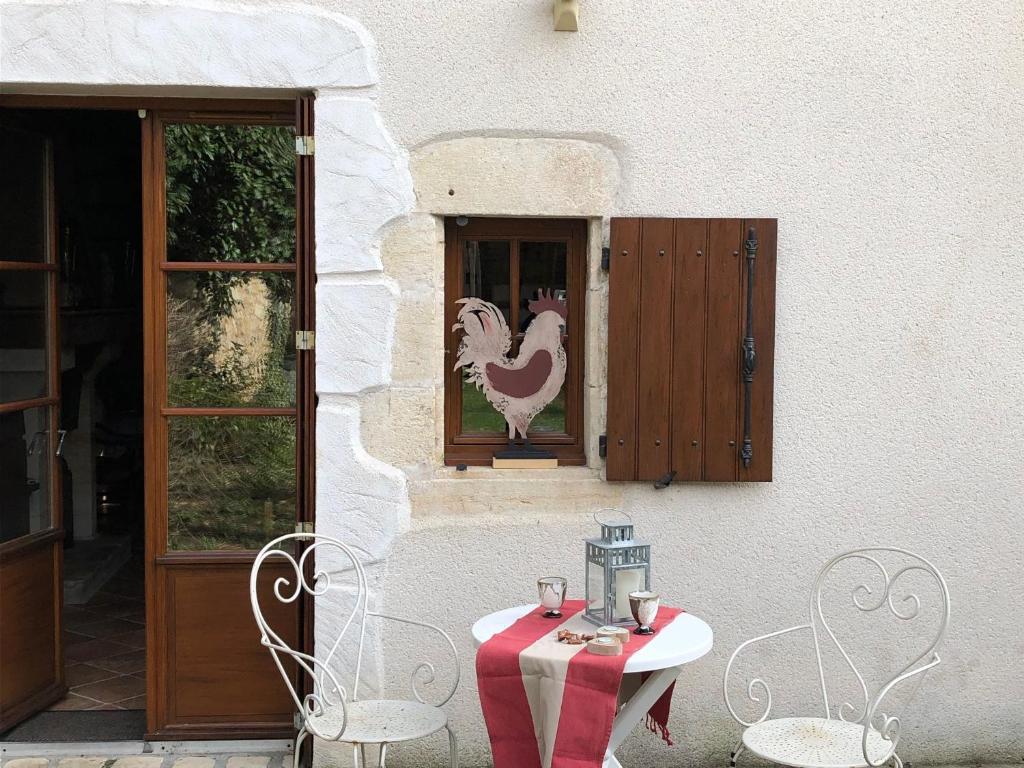 Φωτογραφία από το άλμπουμ του Gîte calme avec Spa en été, animaux acceptés, parcage, pour 8 personnes - FR-1-586-64 σε Saint-Amand-Mont-Rond