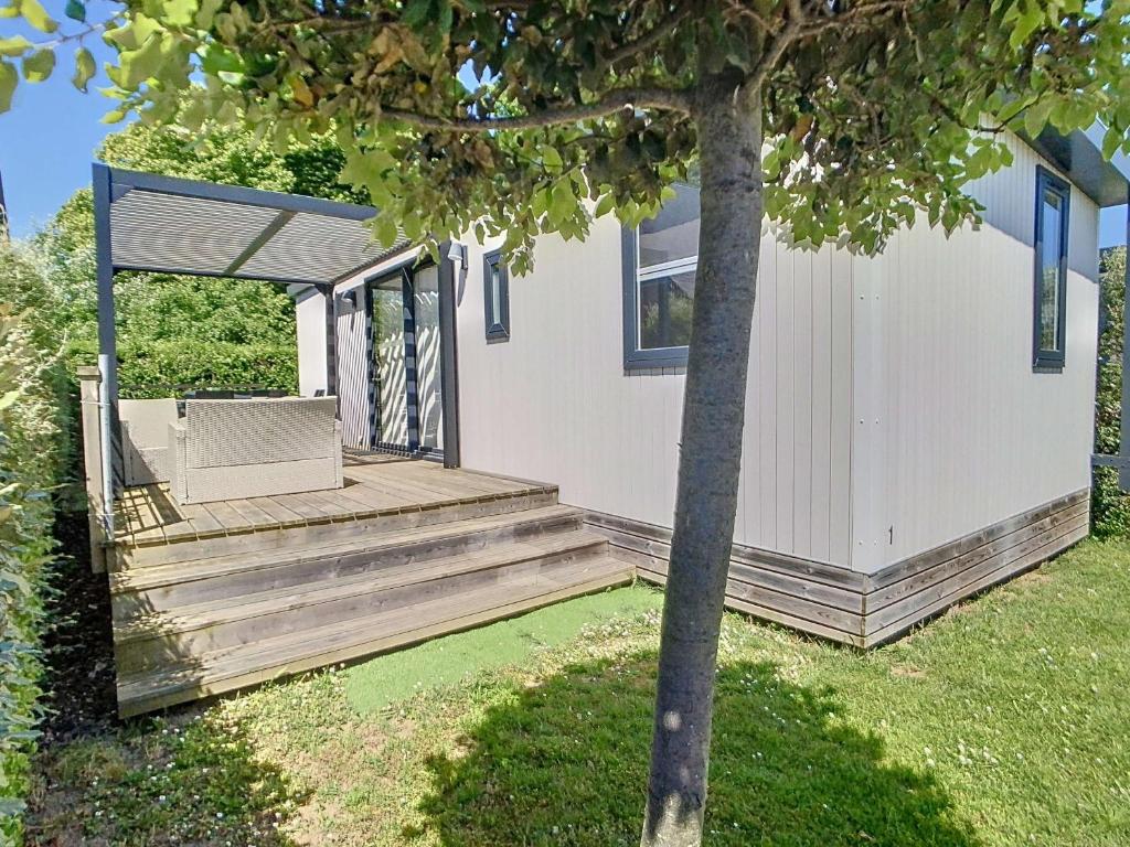 Vonkajšia záhrada v ubytovaní Mobil-home tout confort 6 pers, 3 ch, 2 sdb, piscine, à 200m de la plage, plein cœur de Jullouville - FR-1-361A-55