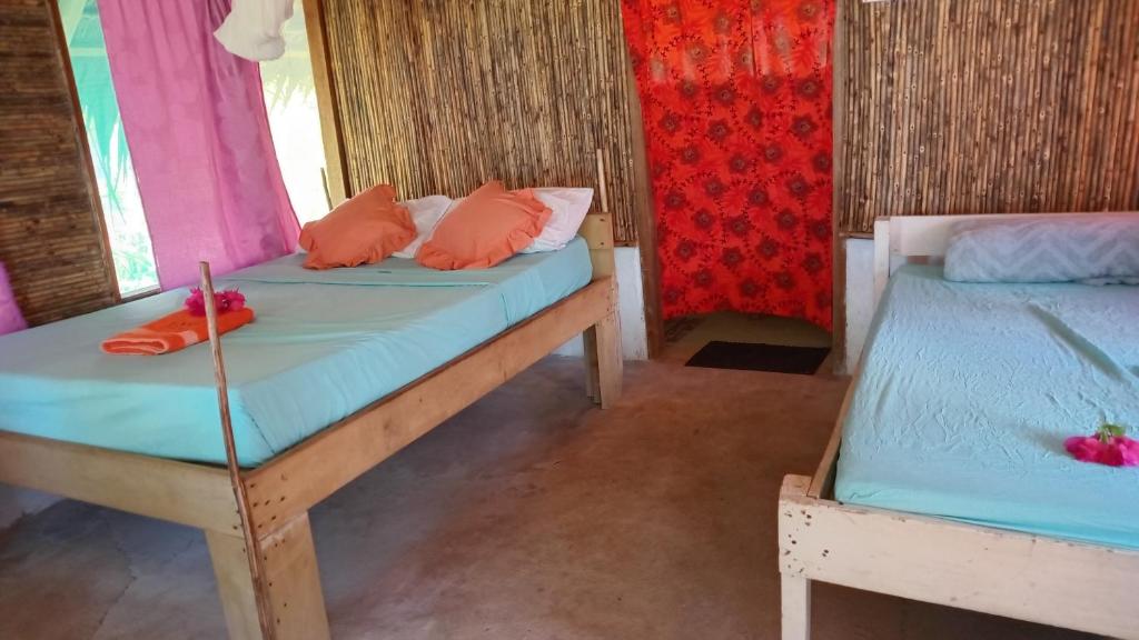 Postel nebo postele na pokoji v ubytování Lonnoc ocean view beach bungalows