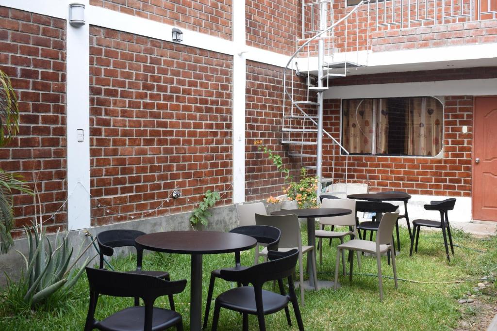 a group of tables and chairs in the grass at Casa El Valle de Lunahuaná in Lunahuaná