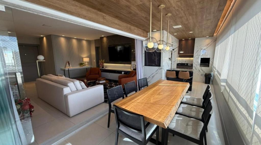 une salle à manger avec une table et un salon dans l'établissement Unitá Tower - Luxury Apartment, à Belém