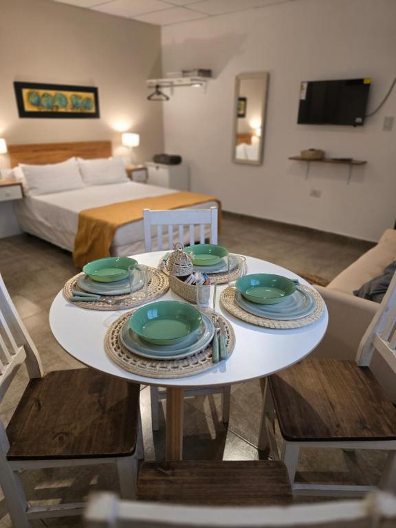 ein Wohnzimmer mit einem Tisch mit Tellern darauf in der Unterkunft El Quebracho, Suites y Apartments in Corrientes