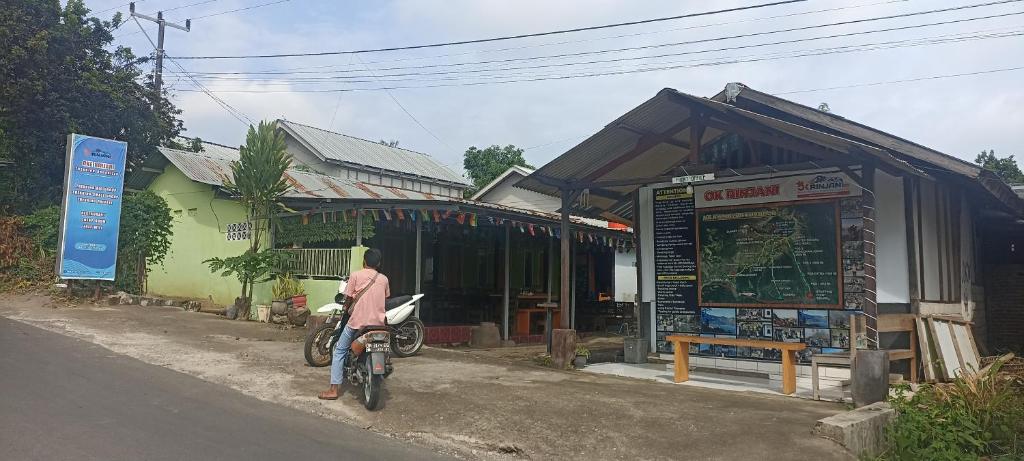 セナルにあるoke Rinjani hostelの自転車乗車者