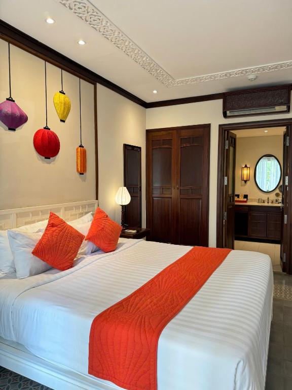 Giường trong phòng chung tại Cozy Original Hoi An Hotel
