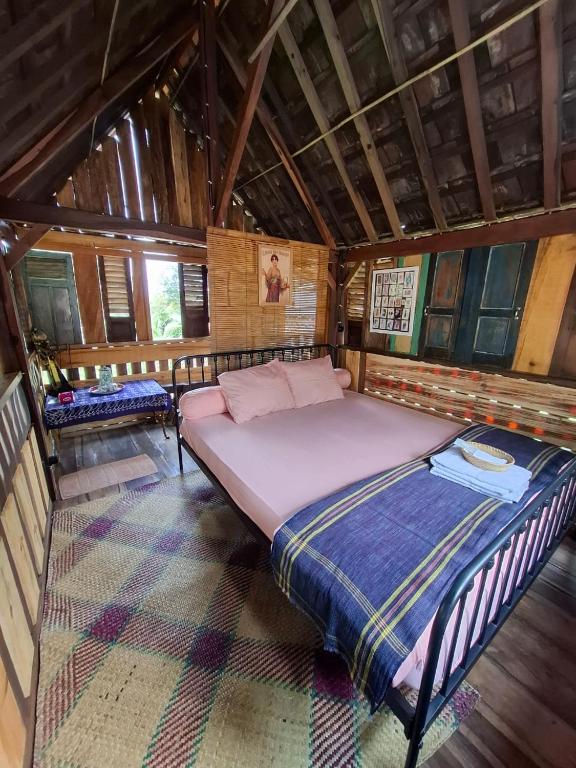 Postel nebo postele na pokoji v ubytování Omah Kepel Yogyakarta