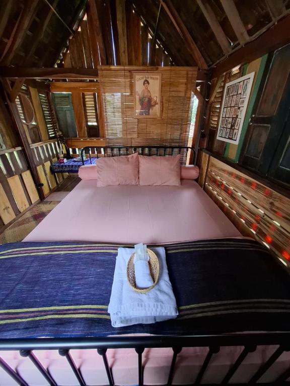 Postel nebo postele na pokoji v ubytování Omah Kepel Yogyakarta