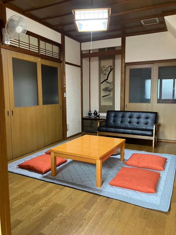 a living room with a coffee table and a couch at ジャンハウス in Takayama