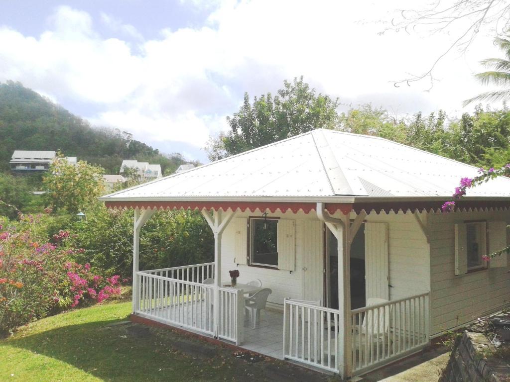 une petite maison blanche avec un toit blanc dans l'établissement Antilles Liberte, à Sainte-Anne