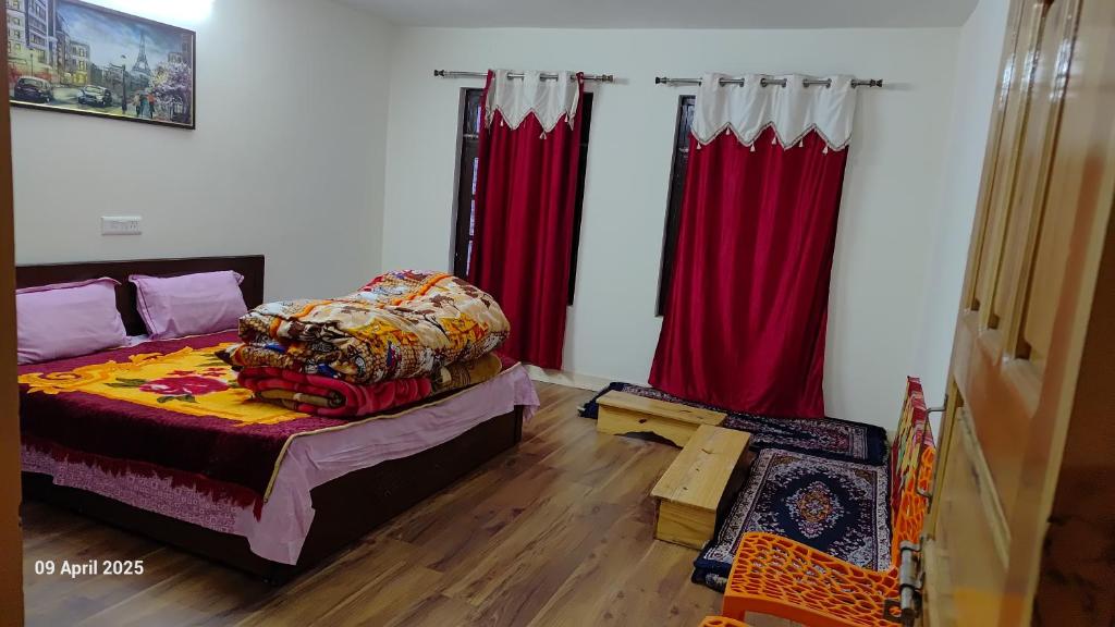 Postel nebo postele na pokoji v ubytování Aditya homestay