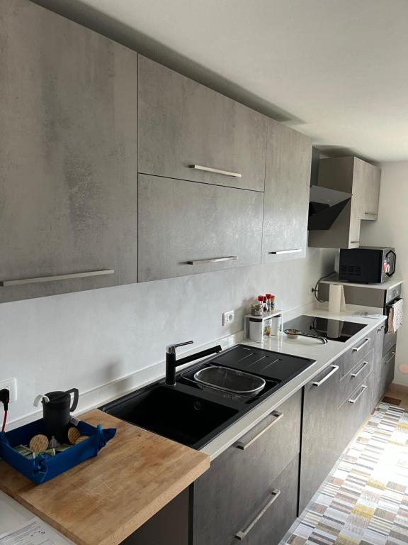 カヴァ・ダリーガにあるCasa RI CUCINIのシンクとコンロのあるキッチン