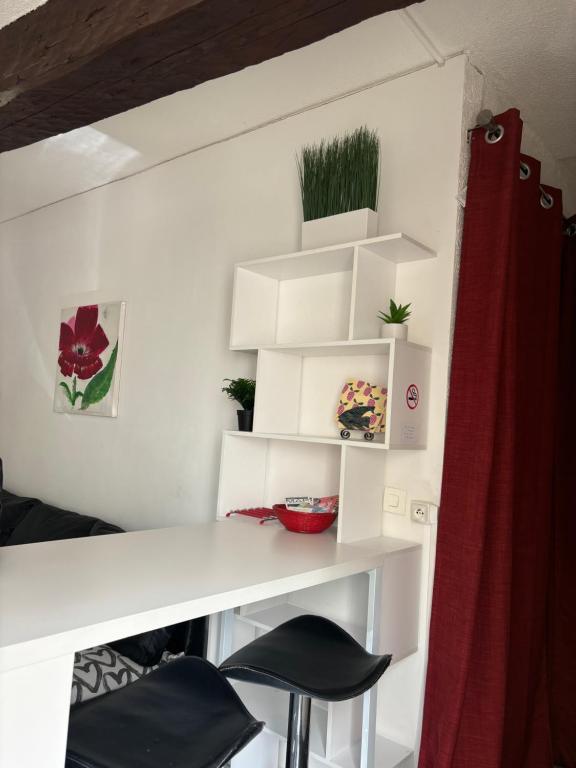 une chambre avec une table blanche et deux tabourets dans l'établissement A 4 mn de Grenette Hypercentre, à Grenoble