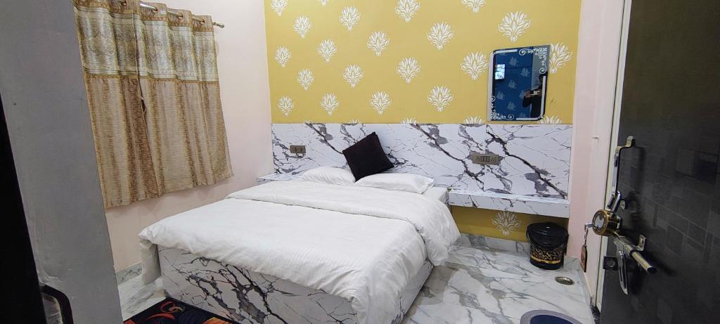 Postel nebo postele na pokoji v ubytování Yash Paying Guest House