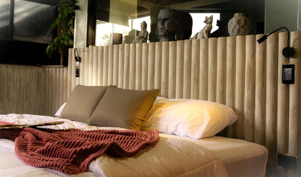Postel nebo postele na pokoji v ubytování EleMYNT LifeStyle Hotel
