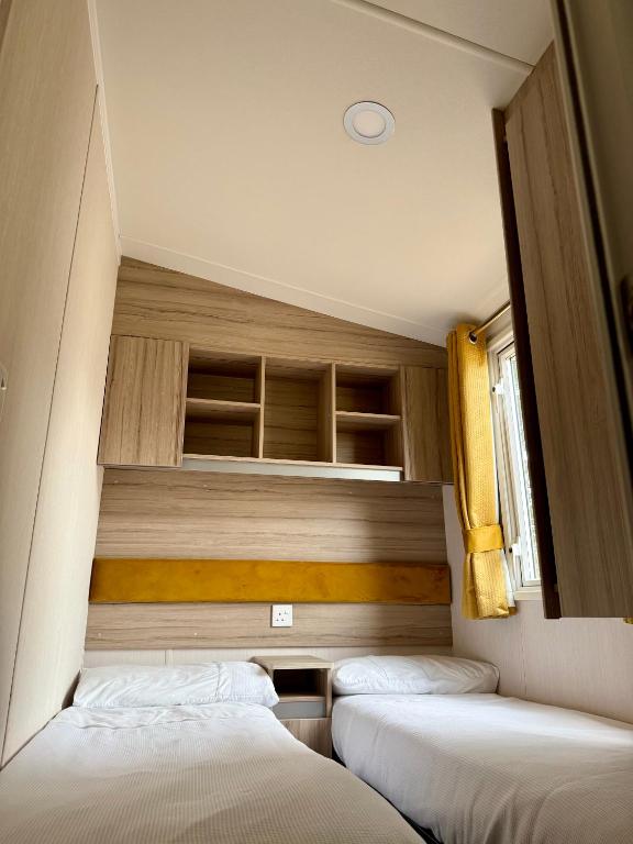 Postel nebo postele na pokoji v ubytování The Dram Van - Beautiful, luxury static caravan