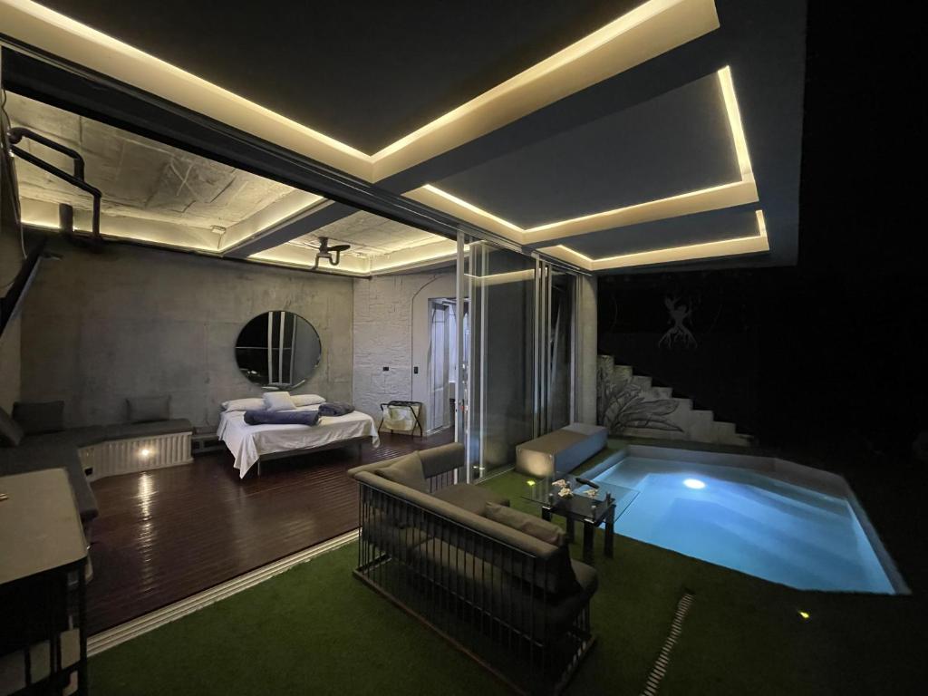 Bazén v ubytování EleMYNT LifeStyle Hotel nebo v jeho okolí