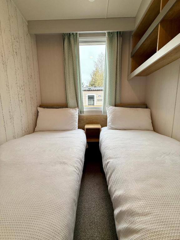 Postel nebo postele na pokoji v ubytování The Telford Van - Beautiful, luxury static caravan
