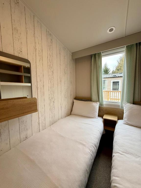 Postel nebo postele na pokoji v ubytování The Spey Van - Beautiful, luxury static caravan
