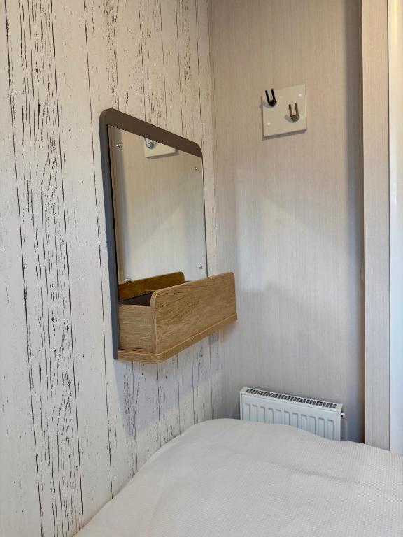 Postel nebo postele na pokoji v ubytování The Spey Van - Beautiful, luxury static caravan