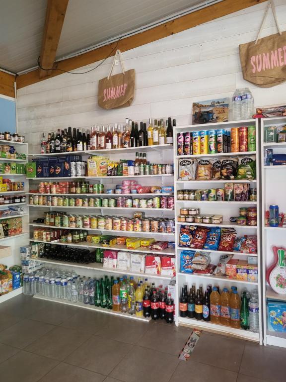Supermarket nebo jiné obchody v  kempu nebo okolí