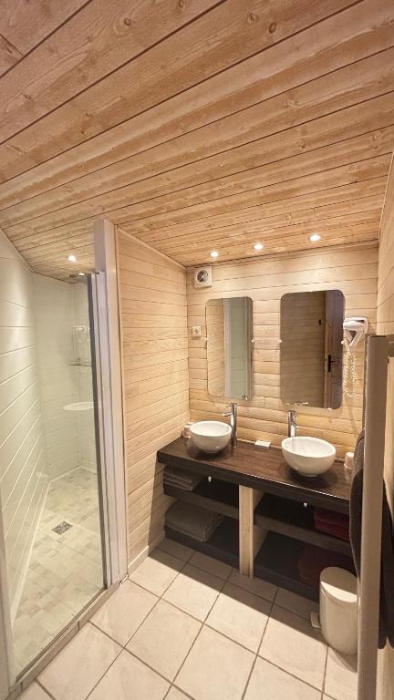 Koupelna v ubytování Hotel Mas des Lys