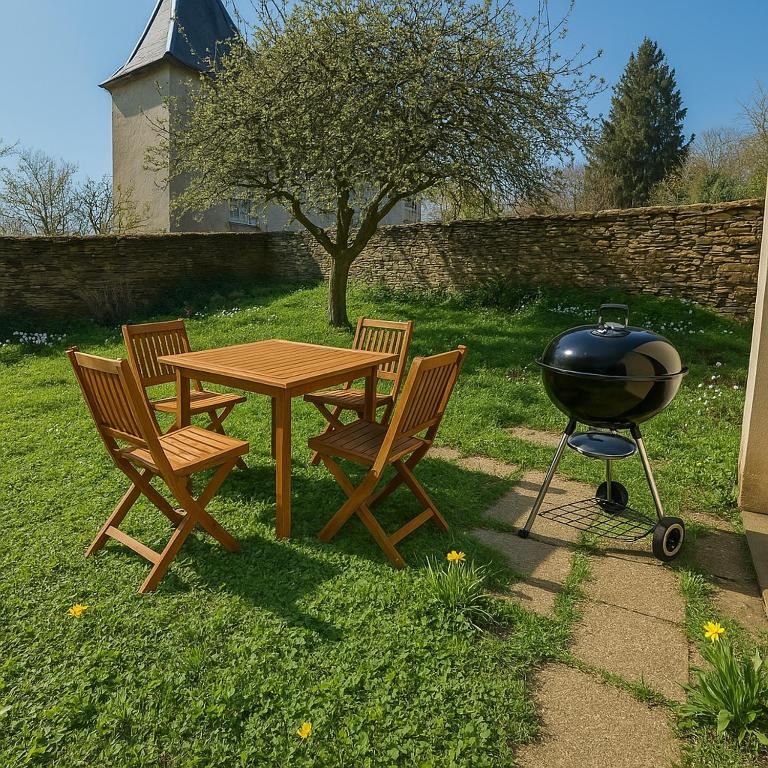 - un barbecue, 2 chaises et une table avec un grill dans l'établissement La Parenthèse du Pailly Maison entière dans la campagne haute-marnaise, à Chalindrey