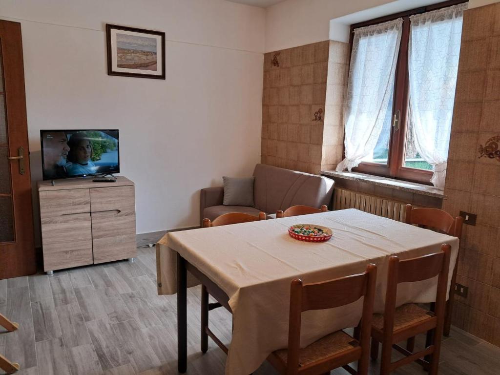TV a/nebo společenská místnost v ubytování Il NOCCIOLINO , 2 appartamenti