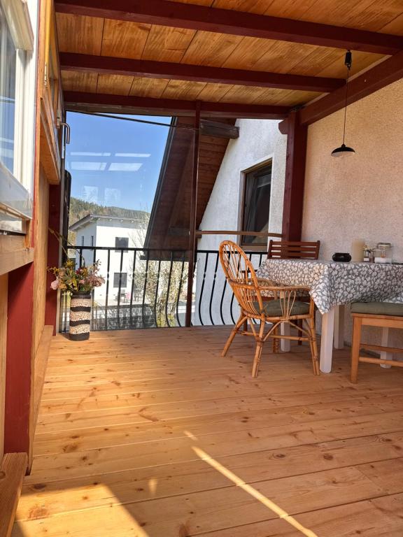 Rõdu või terrass majutusasutuses Ferienwohnung, nahe dem Faaker See