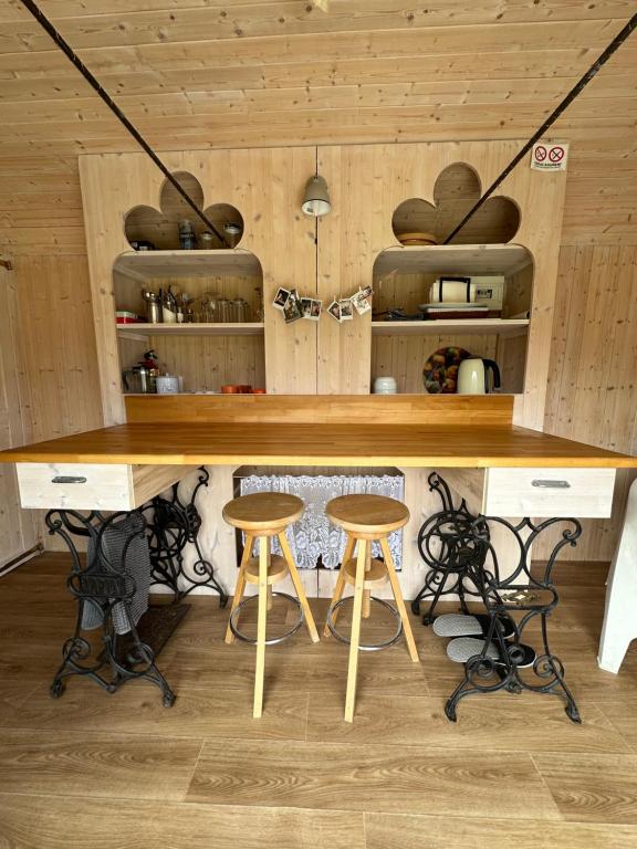 Fotografie z fotogalerie ubytování Glamping - stylová maringotka v srdci Ladova kraje, poblíž hlavního města Prahy v destinaci Stříbrná Skalice