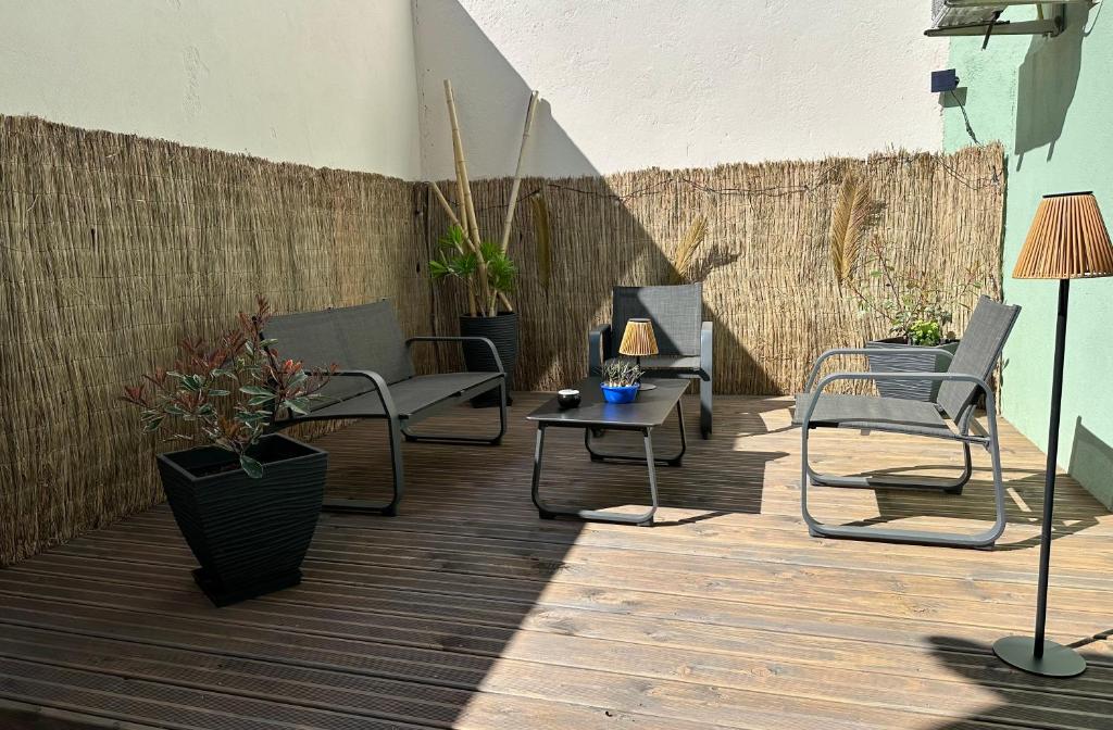 un patio avec des chaises et une table et une clôture dans l'établissement Séjour idéal, à Navenne