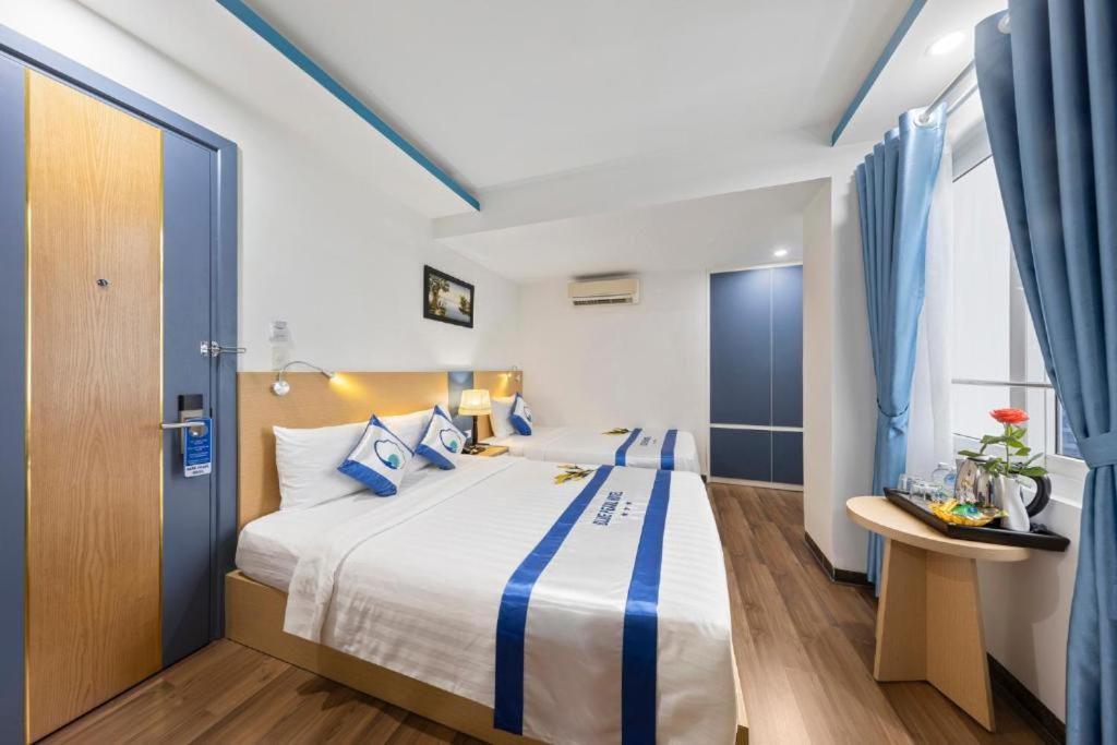 Giường trong phòng chung tại Blue Pearl Hotel