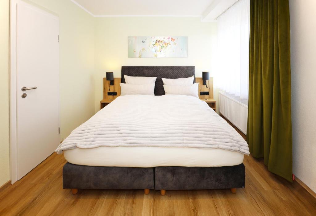 Postel nebo postele na pokoji v ubytování Hotel Erlebnis Wald
