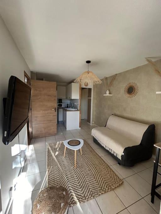 une chambre avec un lit et une table dans une pièce dans l'établissement Charmant T2 rénové proche plage et commerces, à Bormes-les-Mimosas