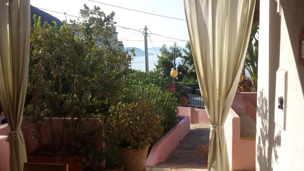 Vista de un jardín a través de una cortina en Salina Acroeoliano monolocali in villa, en Leni