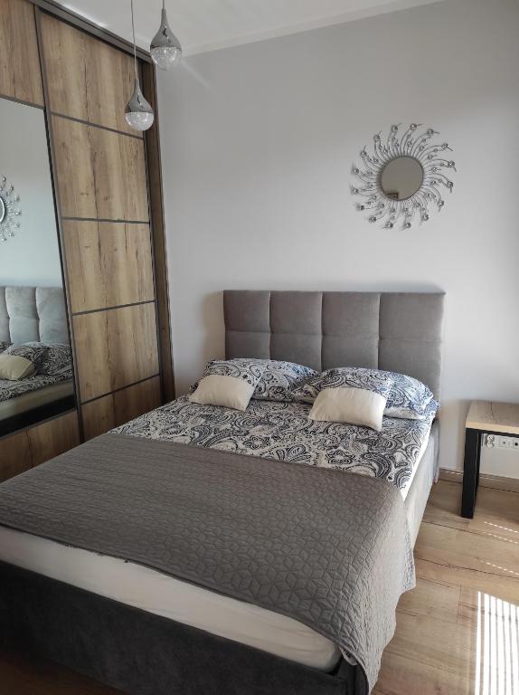 Posteľ alebo postele v izbe v ubytovaní MAZURSKA DAMA LUXURY APARTAMENT