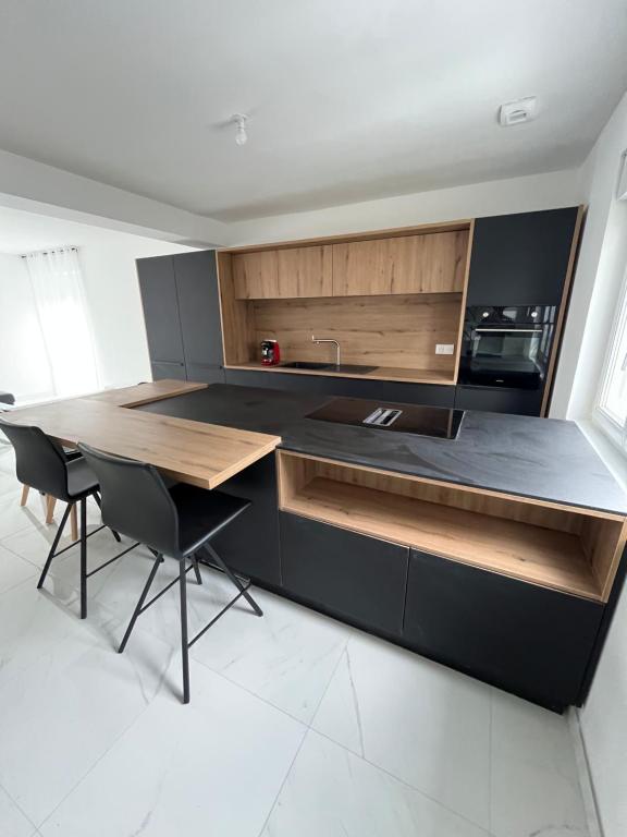 - une cuisine avec une table et deux chaises dans l'établissement Maison proximité de la plage, à Plouzané