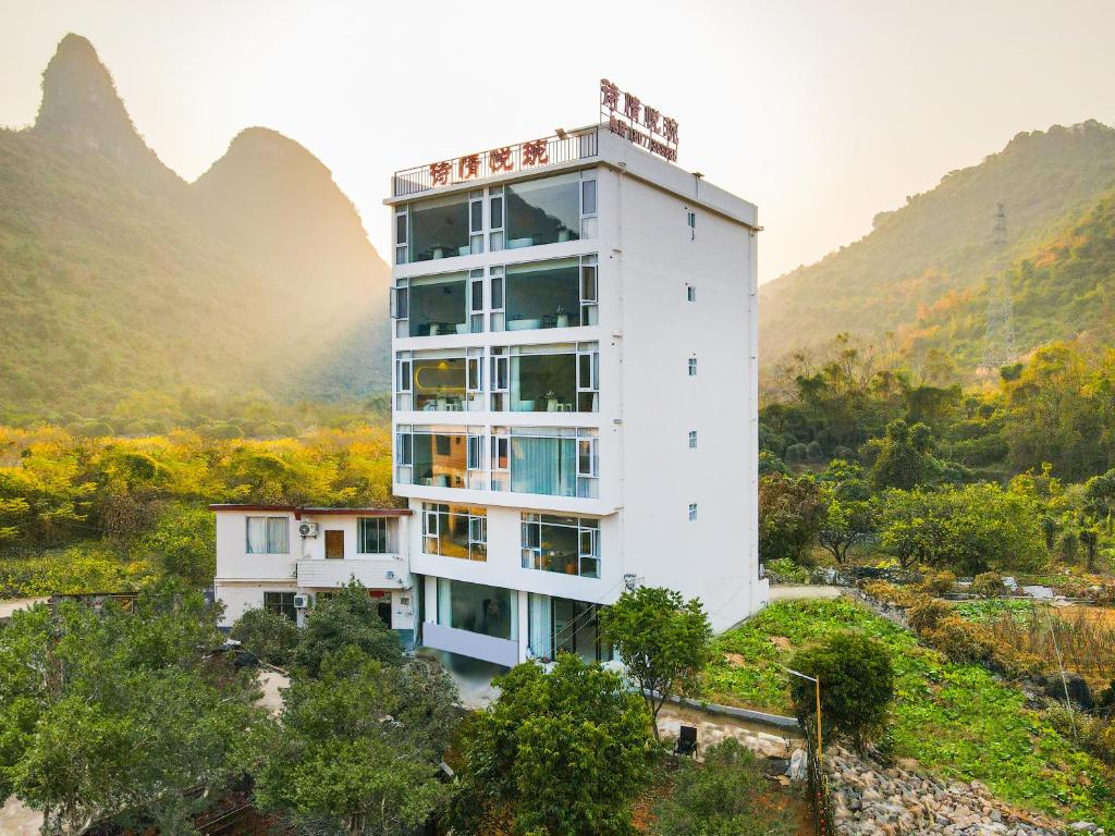 Nespecifikovaný výhled na hory nebo výhled na hory při pohledu z hotelu