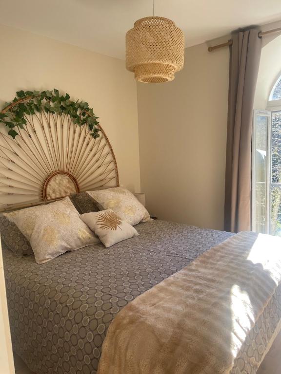 - une chambre avec un grand lit et un ventilateur dans l'établissement Coquet appartement, à Ussat