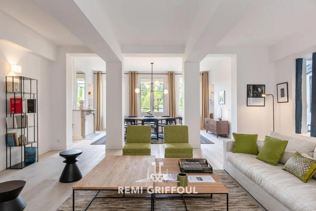 un soggiorno con un divano e un tavolo di Villa Gernez Historic Center 10 guests a Honfleur