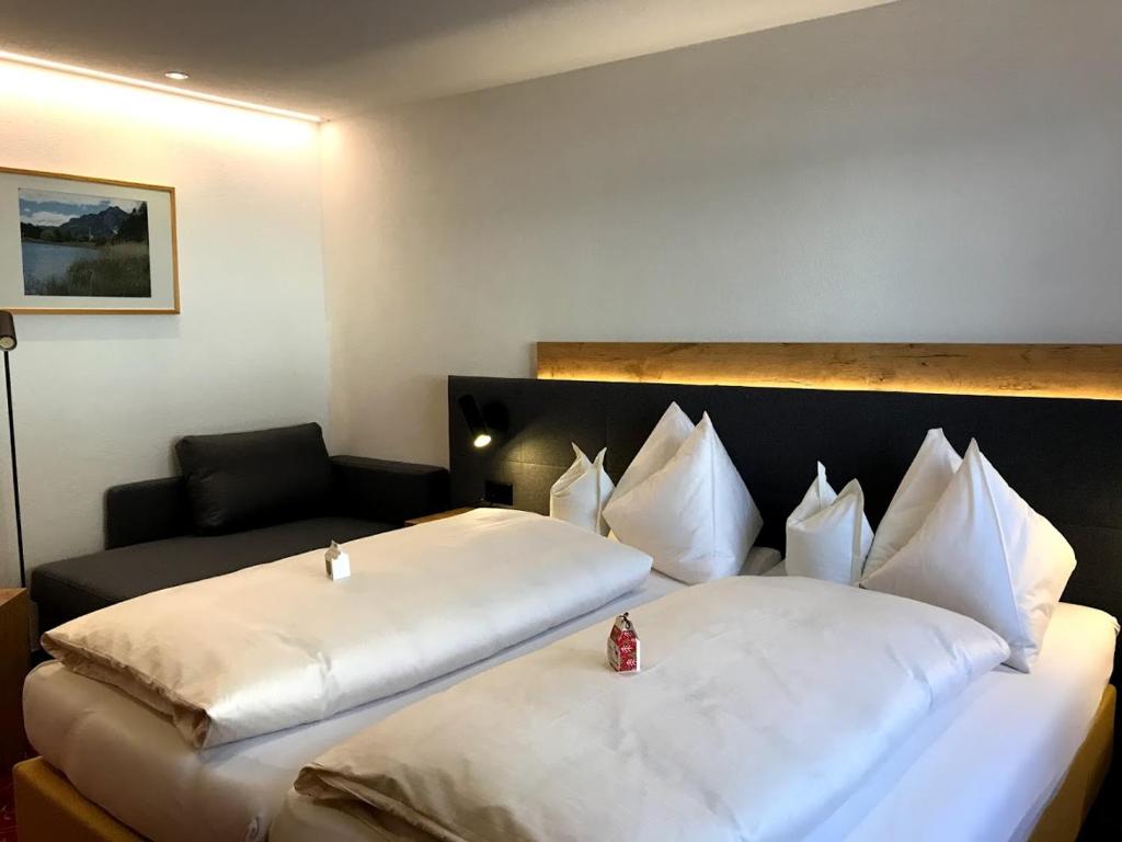 Postel nebo postele na pokoji v ubytování Sonnenhotel Soldanella Sonneck