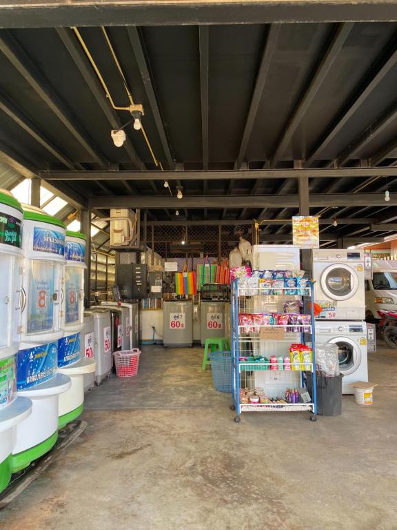 Supermarket nebo jiné obchody v  hotelu nebo okolí