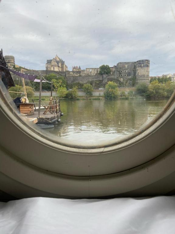 - une vue sur une rivière depuis l'intérieur d'un bateau dans l'établissement Bateau traditionnel de Loire face au château d'Angers, à Angers